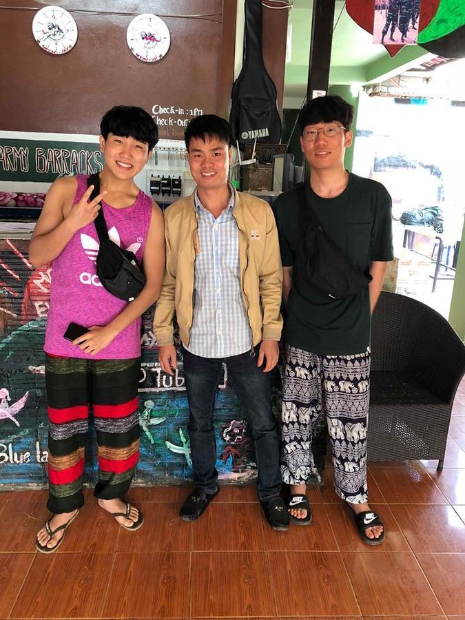 อาร์มี บาร์แรค เกสต์เฮาส์ วังเวียง ภายนอก รูปภาพ